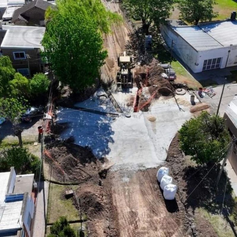 Avanza la obra de pavimentación de calle 102 y se reparó un tramo del caño maestro de agua corriente