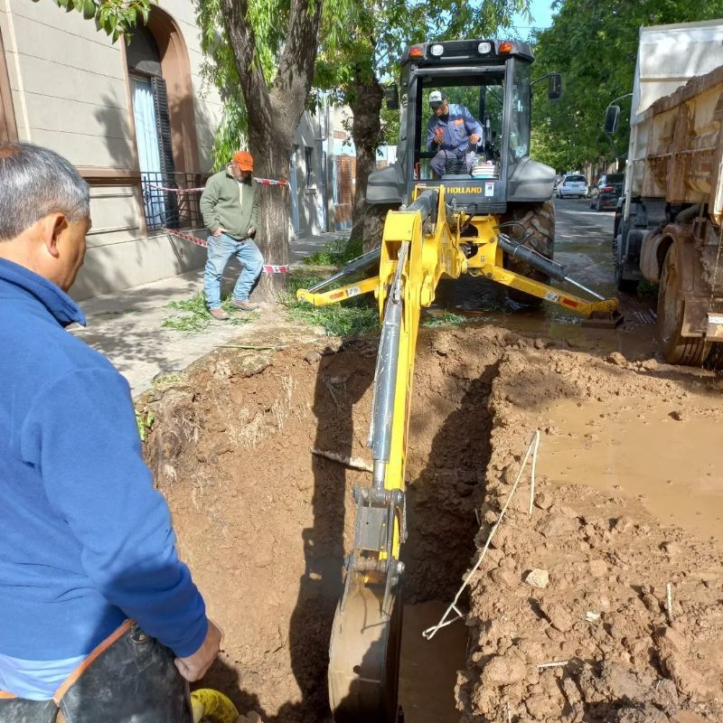 Avanza la obra de pavimentación de calle 102 y se reparó un tramo del caño maestro de agua corriente