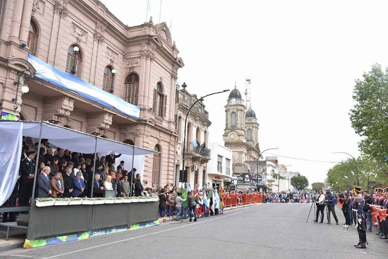 Chivilcoy festejó sus 168 años de vida con misa, desfile frente al palacio municipal y noche previa