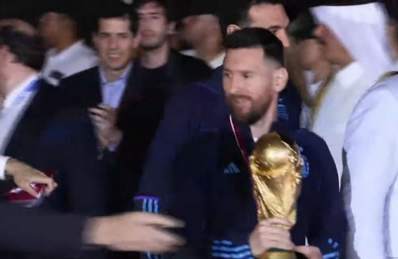 Messi “gambeteó” a Wado de Pedro en su llegada a la Argentina