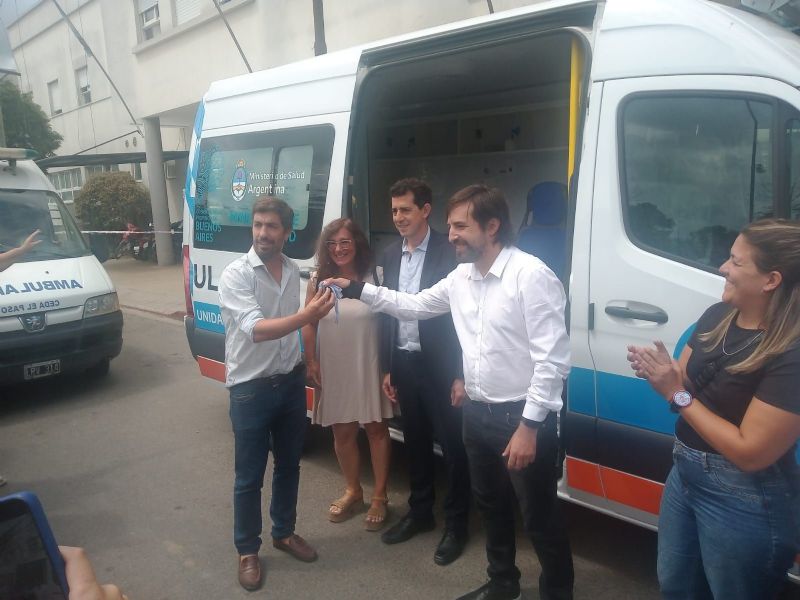 Kreplak visitó el Hospital Dubarry y entregó junto al Ministro De Pedro una ambulancia para Mercedes