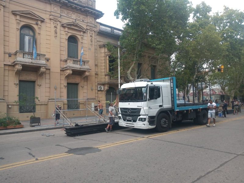 Comenzaron con las tareas de armado de gradas y luminarias para los corsos mercedinos