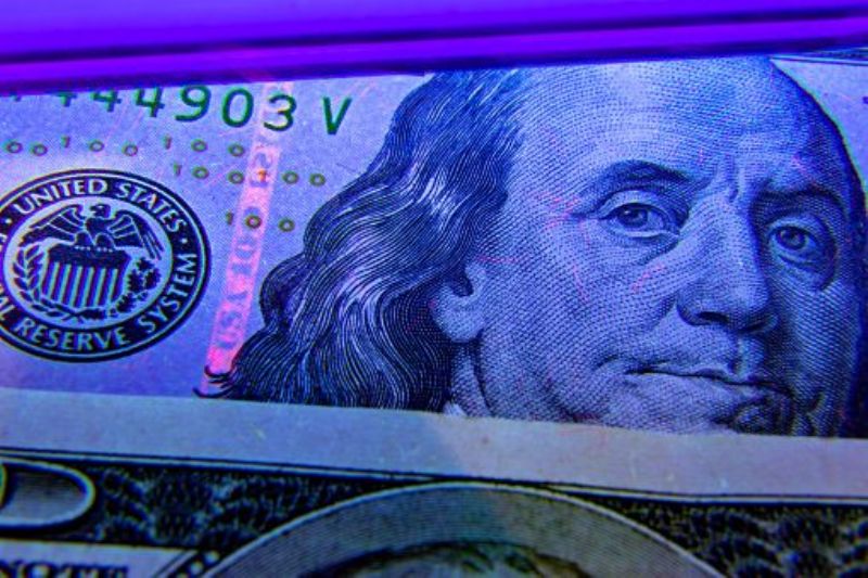 Dolares truchos: ¿cómo detectar los billetes falsos?