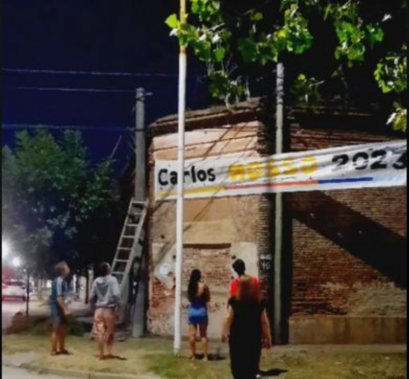 Denuncian vandalismo de pasacalles políticos desde el equipo de campaña de Carlos Mosso