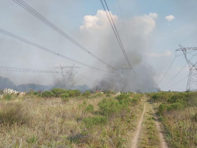 Corte de luz: incendios en campos provocaron la caída del transporte de energía