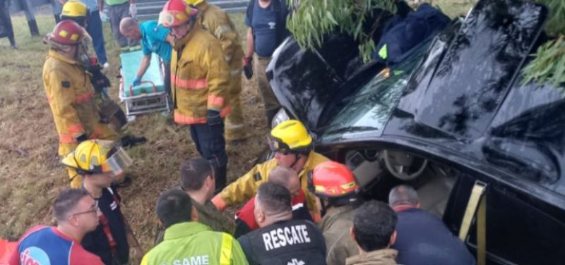 Un despiste con suerte: el vehículo salió de la calzada y dio de lleno contra un árbol