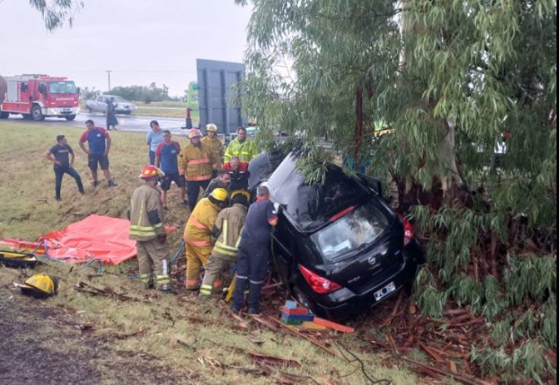 Un despiste con suerte: el vehículo salió de la calzada y dio de lleno contra un árbol