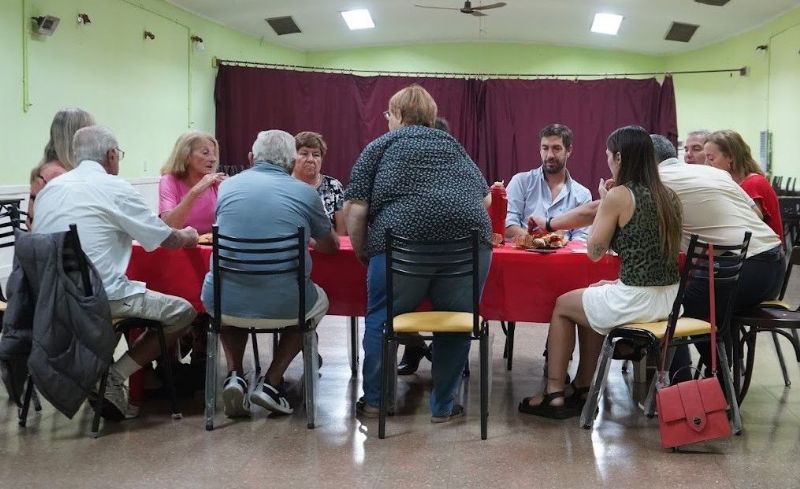 Ustarroz compartió un desayuno con jubilados del Centro Renacer