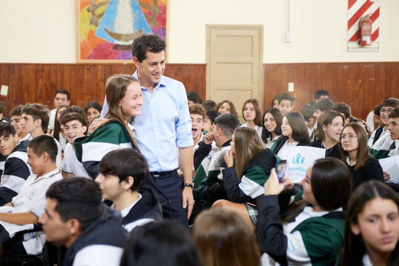El Ministro “Wado” De Pedro compartió una charla con alumnos del Instituto San Antonio de Mercedes