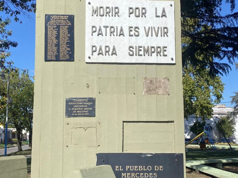 Vandalismo e inseguridad: vuelven a robar las placas en el monumento a los caídos en Malvinas