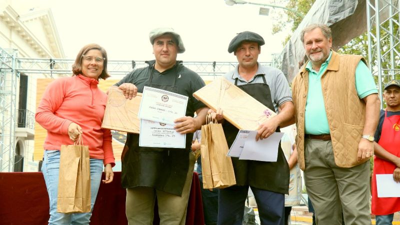 Suipacha:  Matías y Carlos Ottonelli se llevaron el premio del Lechon Asado en el Festival Gastronómico