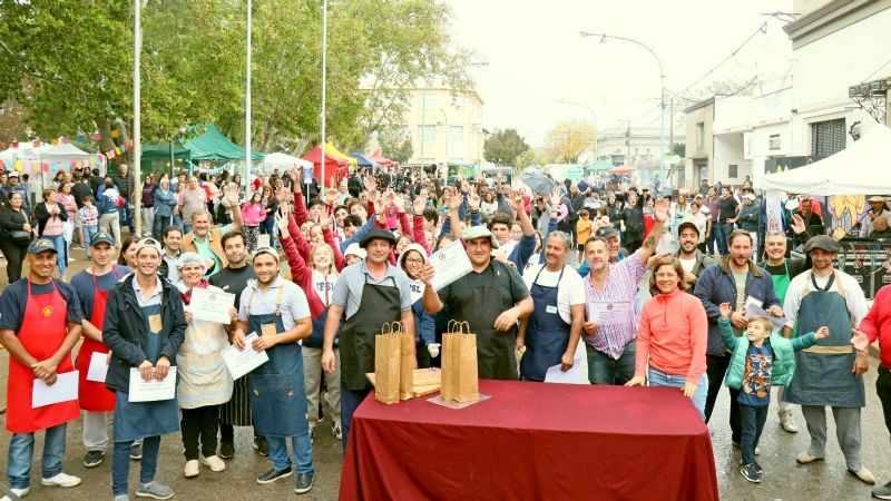 Suipacha: Matías y Carlos Ottonelli se llevaron el premio del Lechon Asado en el Festival Gastronómico