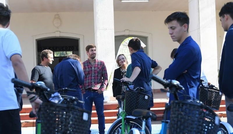 Entregaron bicicletas a estudiantes de la Escuela Industrial