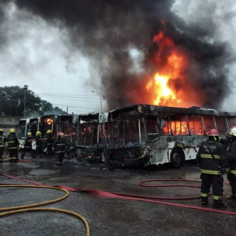 Incendio y pérdida de unidades de la línea 57 en Pilar