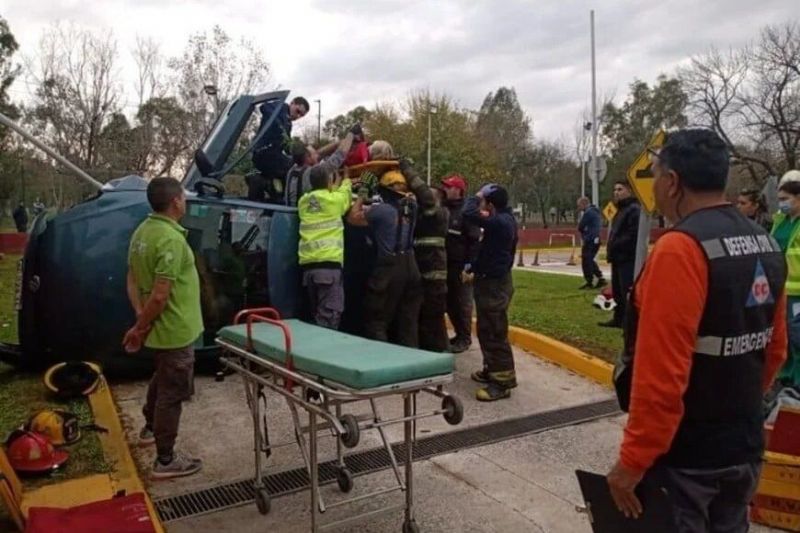 Video: una mujer fue a rendir la prueba de manejo y volcó su auto