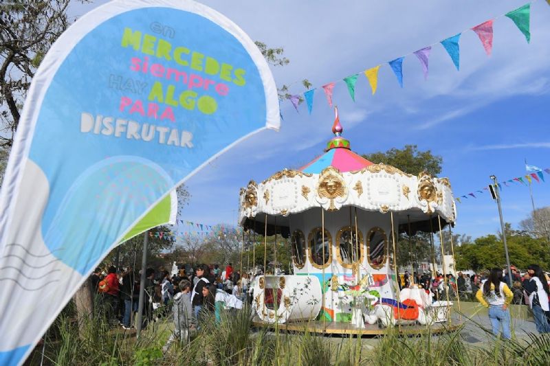 Con una multitud presente se inauguró la calesita