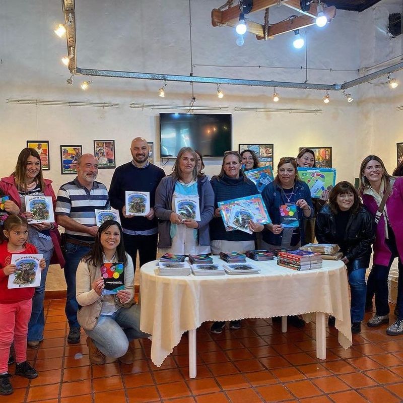 Marcos Paz: entrega de libros educativos a escuelas rurales