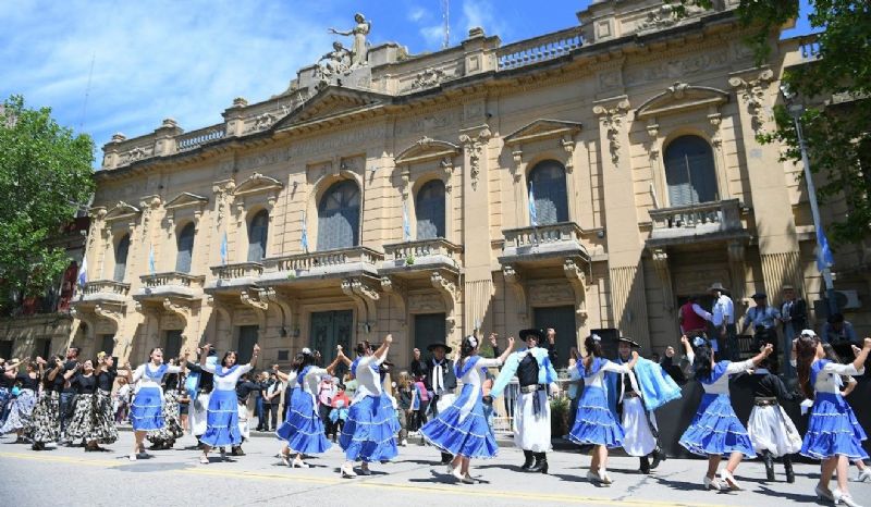 Fiesta de la Tradición con desfile y danza frente al palacio Municipal