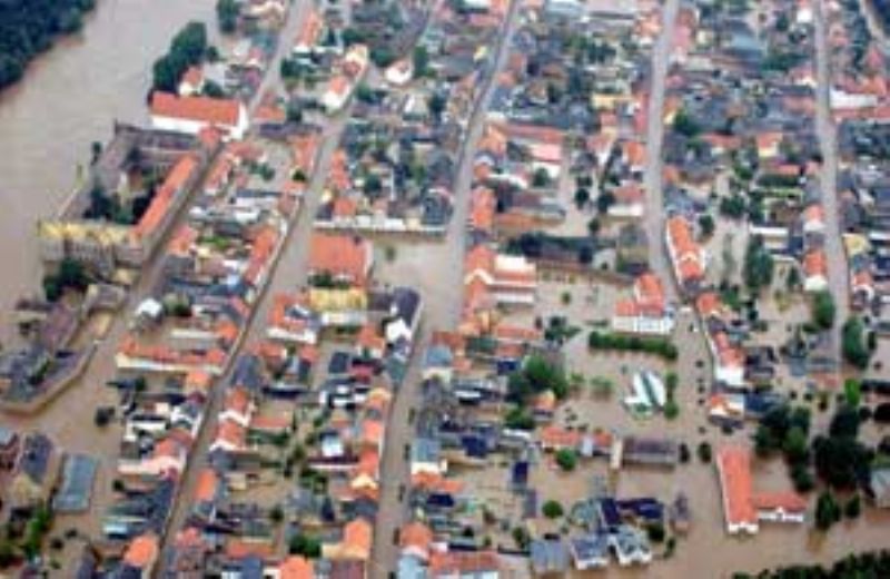 GRAVE SITUACION POR LAS INUNDACIONES EN SANTA FE - HAY 15000 EVACUADOS