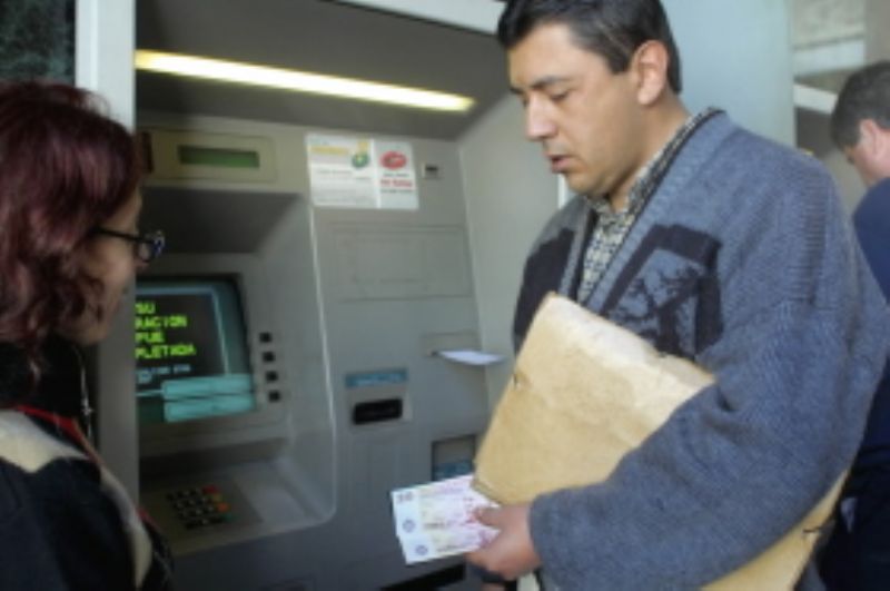 LA PROVINCIA EN LLAMAS - EL PARO EN EL BAPRO AFECTA EL COBRO DE HABERES