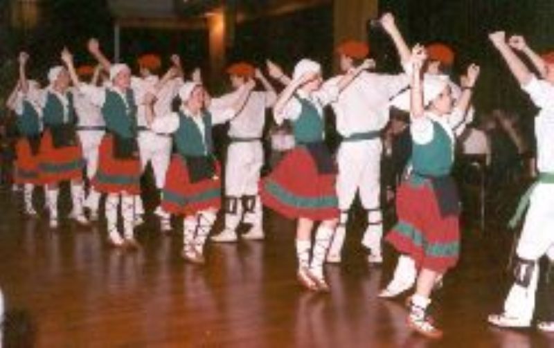 Dantzaris vascos de Suipacha actuarán en el espectáculo del “Tren Cultural”