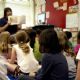 Francia reinserta en las aulas los dictados, lectura en voz alta y cálculo mental por evidente “retroceso educativo”