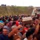 VIDEO: Volcó un camión con galletitas y una multitud saqueó la carga