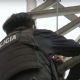 Un policía se subió a una antena y amenaza con arrojarse