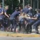 Procedimiento policial en avenida 29 y 40 con arrestos en la vía pública previo al recital de La Renga