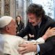Histórico abrazo entre el Papa Francisco y Javier Milei tras la canonización de la primera santa argentina