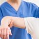 Suspenden la prestación de kinesiología a afiliados de Swiss Medical