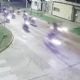 Banda de motociclistas asalta a joven en plena calle