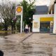 La lluvia paraliza el cruce peatonal en una esquina neurálgica