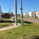 Postes del tendido eléctrico obstruyen veredas en el barrio Calabria