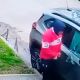 Indignación en Mercedes: jóvenes fueron filmados dañando un auto estacionado