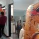 Sorpresa en Santo Cura de Ars: una votante llegó disfrazada de dinosaurio