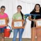 Escobas y baldes por el Día de la Mujer: un regalo oficial que desató polémica