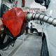 Fijarán precios de combustibles más caros para autos extranjeros